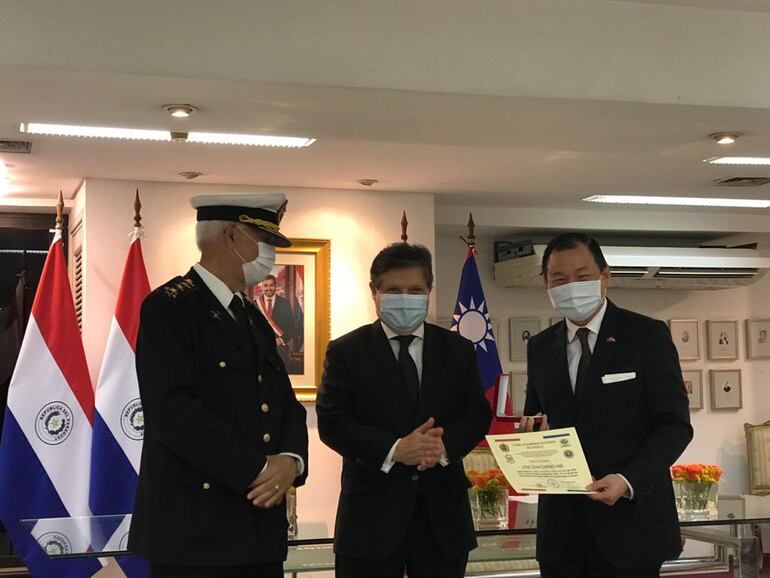El capitán general Rafael Valdez Peralta agradeció el gesto y luego nombró al embajador José Chih-Chen Han “Bombero Voluntario y Protector del Cuerpo de Bomberos Voluntarios del Paraguay”, por su constante apoyo a la institución.