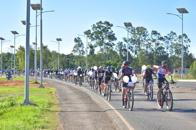 Los ciclistas exigen respeto a los conductores y justicia para Óscar Martínez.