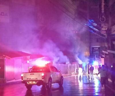 El incendio se registró en pleno microcentro de Ciudad del Este, a pocas cuadras de la zona primaria.