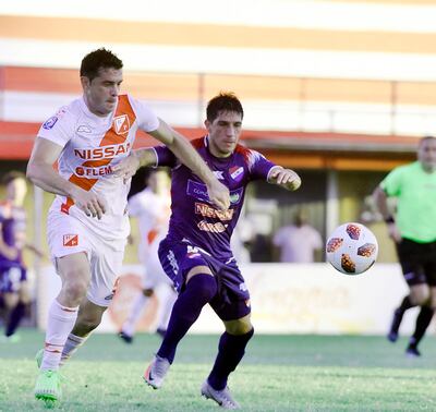 Pelota dividida entre el zaguero Richar Salinas, de River Plate y el volante argentino Franco Costa, en el partido que ya en tiempo adicional lo igualó el dueño de casa para ingresar a la zona de clasificación a la Copa Sudamericana.