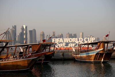 El horizonte de West Bay se ve detrás del letrero de la Copa Mundial de la FIFA en Doha el 16 de noviembre de 2022, antes del torneo de fútbol de la Copa Mundial de Qatar 2022.