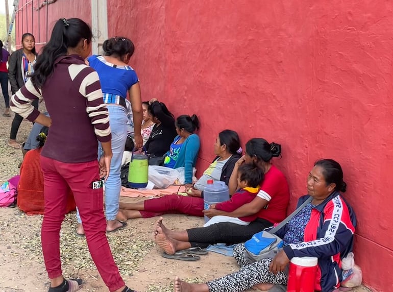 Familiares de los detenidos frente a la Fiscalía de Filadelfia