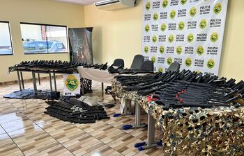 La Policía Militar incautó gran cantidad de armas tras interceptar dos camiones con chapas paraguayas.