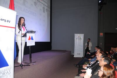 Carina Daher, presidenta de la Cámara de Empresas Maquiladoras del Paraguay, durante su presentación.