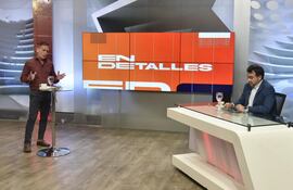 Oscar Llamosas, ministro de Hacienda, durante el programa "En detalles" con Enrique Vargas Peña.