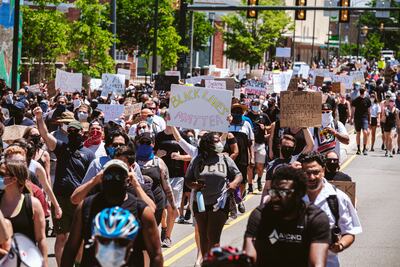 Una multitud marcha en protesta contra el racismo y la violencia policial en Richmond, Virginia (EE.UU.), el pasado sábado.
