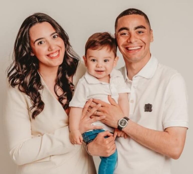 Alexia Notto, Francesco y Miguel Almirón posan sonrientes, celebrando la vida del tierno bebé. (Instagram/Alexia Notto)