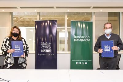 Lizzie Kennedy, country manager de Nestlé Paraguay, y Martín Burt, director
ejecutivo de Fundación Paraguaya.
