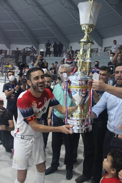 El capitán Nicolás Zaffe, levantó la décima copa amambaiense.
