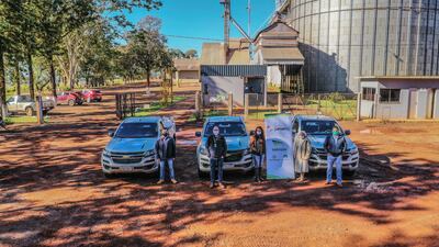 Distribución de los kits de alimentos de la campaña "Juntos sumamos" desde el Silo Santa Fe de Agrofértil.