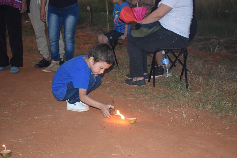 Un pequeño demuestra sus ganas de formar parte de la tradición durante la procesión en Tañarandy.