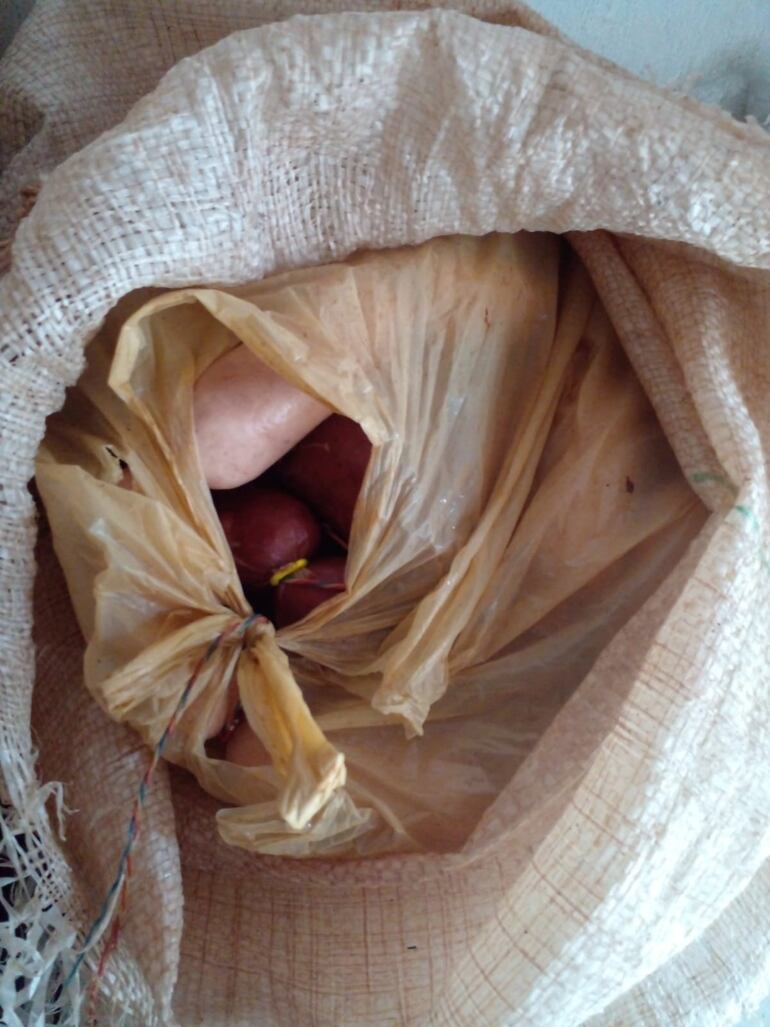 Además de la carne, los detenidos también tenían varios embutidos en su poder.
