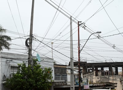 En la zona del Mercado 4, sobre la calle Pettirossi hasta la avenida Perú, el paisaje es de cables que se entretejen.