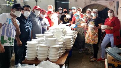 Los fundadores del grupo “Teen Ollas Populares”, que vienen impulsando acciones solidarias en varios barrios de Asunción.