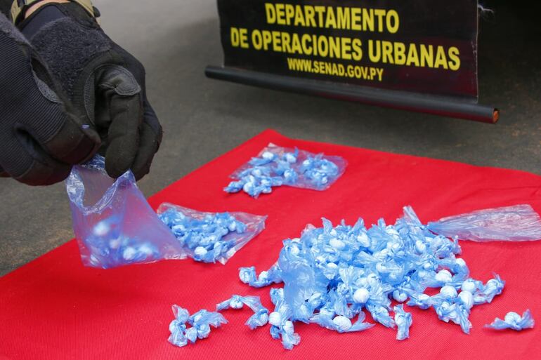 Se encontró 160 dosis de drogas en el auto del joven detenido.