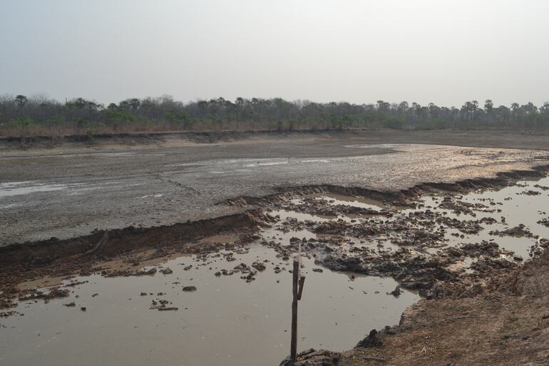 Uno de los tajamares secos de Toro Pampa; la poca agua que queda está totalmente contaminada.