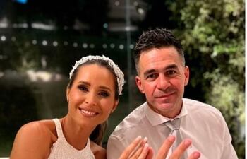 Chichi De Recalde e Iván Almeida mostrando felices sus anillos de casados.