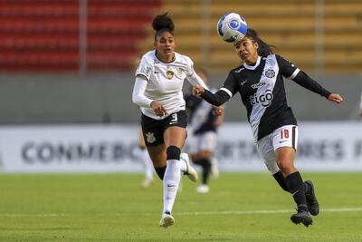 Tarciane Lima (i) del Corinthians disputa el balón con Cindy Ramos del Olimpia, durante un partido por el Grupo A de la Copa Libertadores Femenina 2022 en Quito (Ecuador). EFE/José Jácome