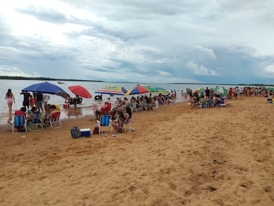 Denuncian que los visitantes de las playas de la ciudad de Ayolas no cumplen las medidas sanitarias.