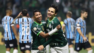 Rony (i) y Raphael Veiga, futbolistas del Palmeiras, festejan uno de los goles contra Gremio de Porto Alegre por la Serie A de Brasil en el estadio Allianz Parque, en Sao Paulo.