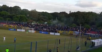 Momento de la disputa entre barras de Luqueño, en el estadio San Francisco de Asis.