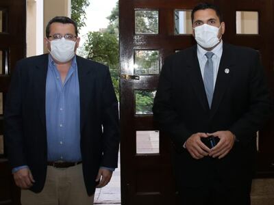 Gerardo Brunstein y Robert Harrison, jefe médico y presidente de la Asociación Paraguaya de Fútbol, respectivamente.