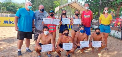 Reconocimientos para los reyes,  reinas, príncipes y princesas del torneo de menores playeros.