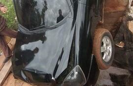 La imagen muestra como quedó el rodado al intentar pasar el puente de madera ubicado sobre el río Tebicuary.