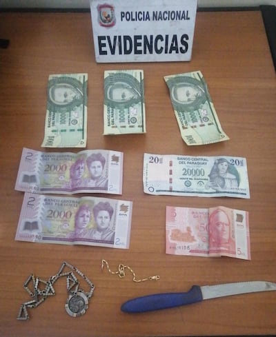 Dinero y objetos incautados a Óscar Nicolás Benítez Samaniego, alias "Mbarigui", detenido por ser sospechoso de varios robos domiciliaros de Capiatá.