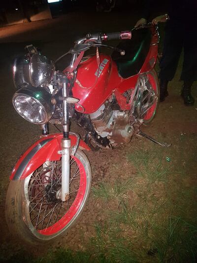 La motocicleta en la que circulaban los jóvenes cuando sufrieron el accidente.