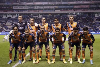 Jugadores del Puebla, con el arquero paraguayo Antony Silva, posan previo al partido contra el Necaxa por la jornada 9 del torneo Apertura 2022 de la Liga MX, en el estadio Cuauhtémoc en Puebla (México). EFE/Hilda Ríos
