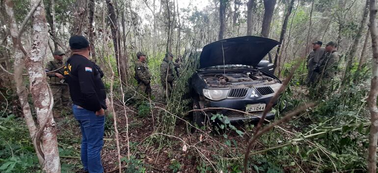 Camioneta hallada cerca del precario campamento. (gentileza).