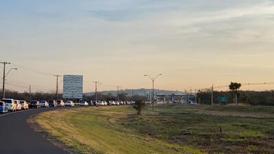 Largas filas de vehículos que retornan hacia Asunción se observa en la zona del peaje de Ypacaraí.