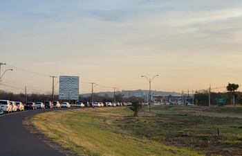 Largas filas de vehículos que retornan hacia Asunción se observa en la zona del peaje de Ypacaraí.