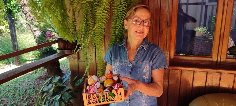 Gisella Schneider, descediente de alemanes en Bella Vista, Itapúa. Mantiene la tradición de los huevos pintados.