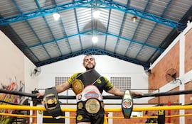 “Escorpión” Caballero posa con sus cinturones de MMA.