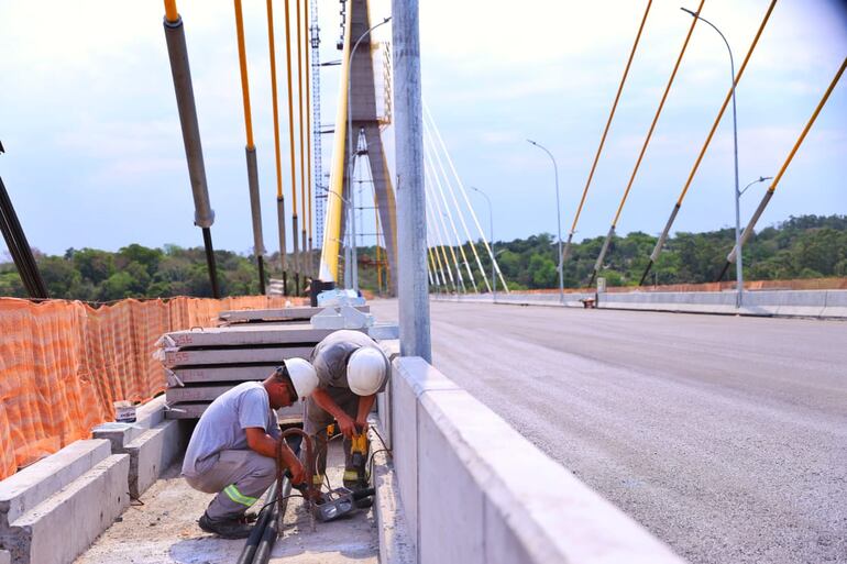 Continúan los trabajos para la habilitación del puente.