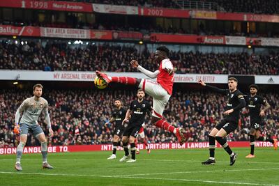 Salto acrobático de Bukayo Saka, delantero del Arsenal, durante el partido que ganaron ayer al Bournemouth con gol a los 90+7’.
