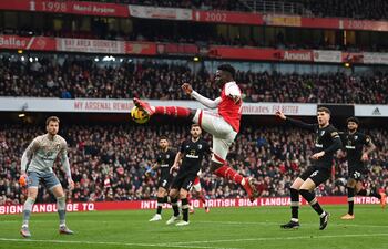 Salto acrobático de Bukayo Saka, delantero del Arsenal, durante el partido que ganaron ayer al Bournemouth con gol a los 90+7’.