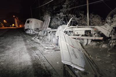 Así quedó el camión tras haber volcado en Ypacaraí.