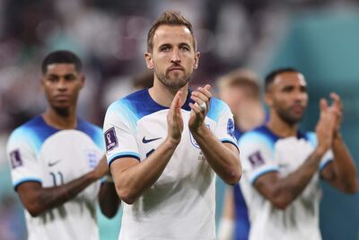 El delantero de Inglaterra #09, Harry Kane, aplaude a sus seguidores después de la Copa del Mundo de Qatar 2022.
