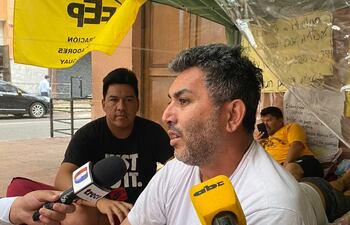 Silvio Piris, representante de la Federación de Educadores del Paraguay. El maestro es uno de los que se encuentran en huelga de hambre para exigir aumento del 16% desde este mes.
