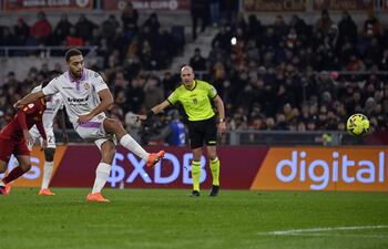 Cyriel Dessers anota desde el punto penal el primer gol para el Cremonese ante la Roma.