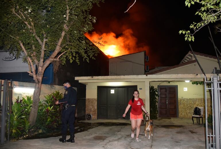 Los vecinos salvaban lo que podían y, por supuesto, sacaban a sus mascotas para ponerlas en un lugar seguro.