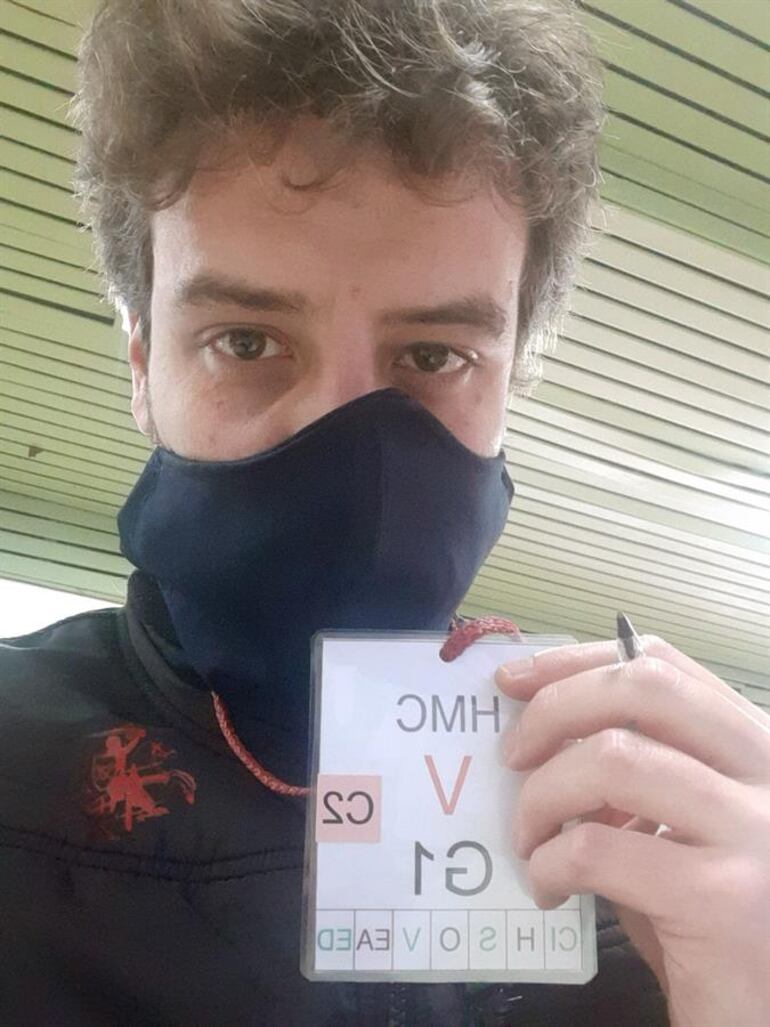 El voluntario argentino Ezequiel Boetti el 14 de agosto de 2020, minutos antes de que le fuera aplicada una primera dosis dentro de la fase 3 de los ensayos clínicos de la vacuna candidata de Pfizer/BioNTech, en el Hospital Militar de Buenos Aires. "Mi único miedo es que no funcione".