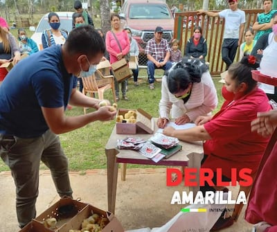 Delis Amarilla con remera azul oscuro realiza la entrega de los pollitos. La imagen fue publicada en su cuenta de Facebook.