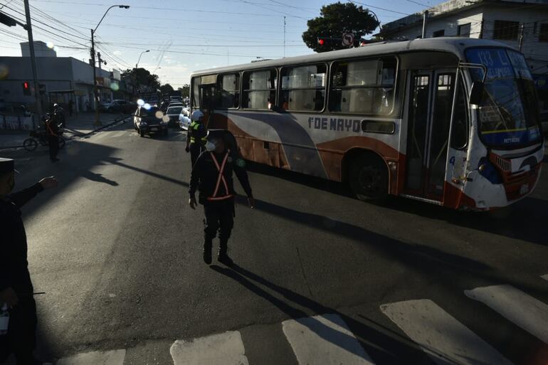Agentes de la Policía Nacional y de Tránsito acompañan a la movilización para agilizar la circulación vehicular.