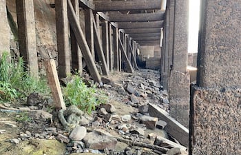 Imagen de la fundación del muelle del Puerto de Asunción, expuesto debido a la bajante.