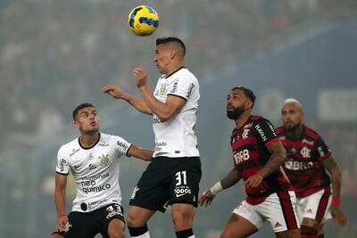 Fabián Balbuena (c) de Corinthians salta por el balón hoy, en la final de la Copa Brasil entre Flamengo y Corinthians en el estadio Maracaná en Río de Janeiro (Brasil).