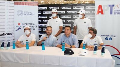 Julio Ferrari, presidente de la APT junto al representante de Kemsa, los capitanes y dos jugadores.